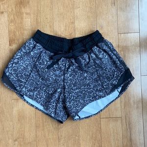 Lululemon Hotty Hot Low-Rise Lined Short 4” Length Size 4